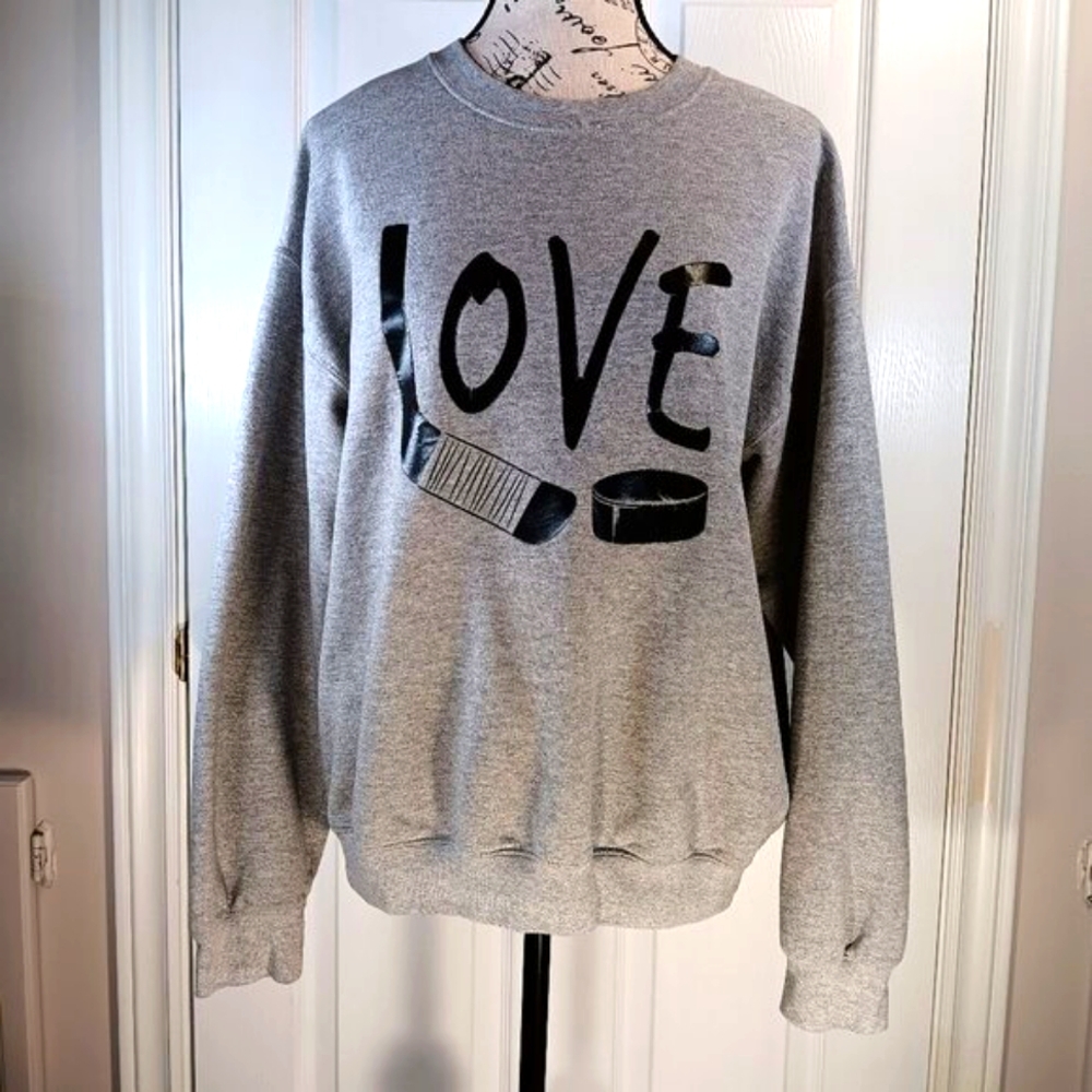 Gildan Women's Grey 'Love Hockey' Sweatshirt Crewneck Size M